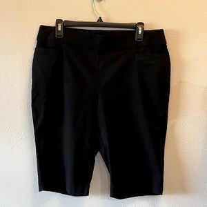 Dana Buchman Ladies Black Slimming Stretch Bermuda Shorts LG